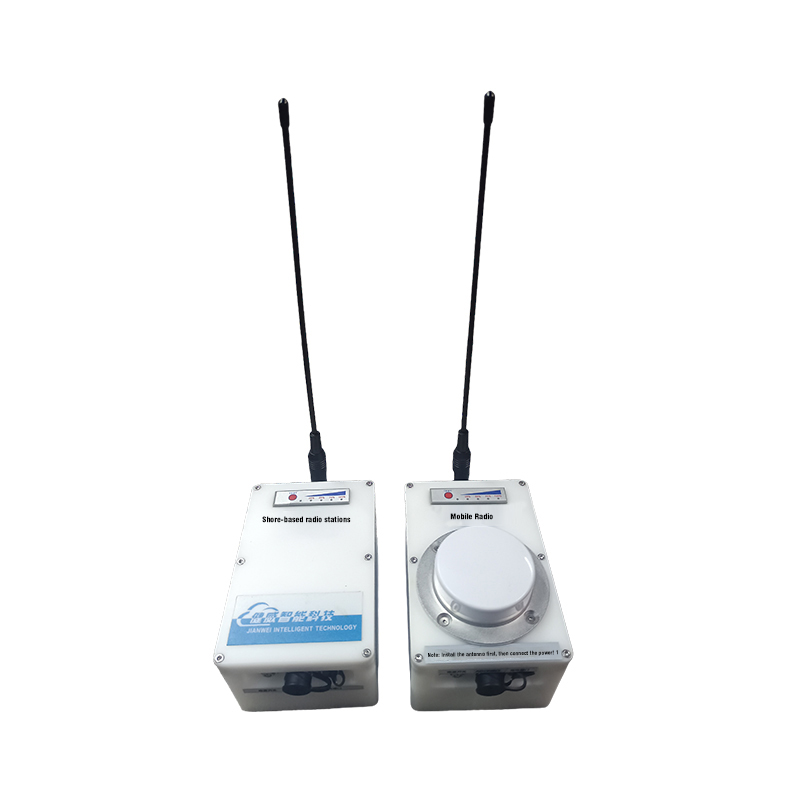 How do wireless communication stations enhance signal coverage and penetration through multi-band antennas and beamforming technology?