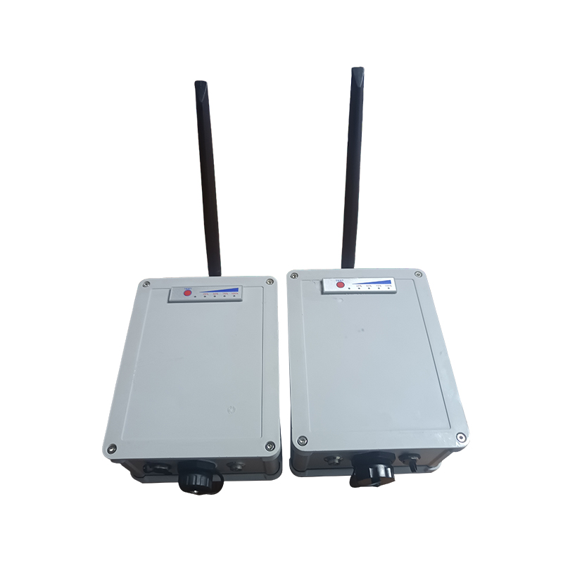 How do wireless communication bridges ensure low latency and high throughput over long distances?